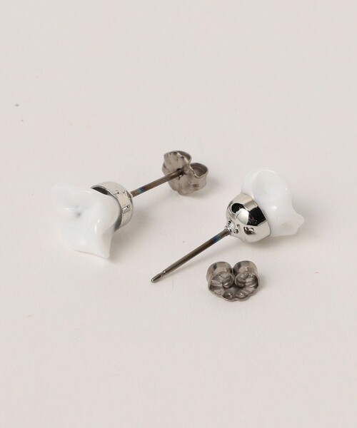 Ray BEAMS（レイビームス）の「Paris プチ フラワー ピアス（ピアス（両耳用）・レディース・ブラック/ホワイト/オレンジ・ONE SIZE）」の4枚目の写真