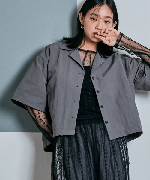 W:Huku(フーク)の「撥水 サファリシャツ ショート丈 ジャケット / 半袖 ハーフスリーブ(ノーカラージャケット・レディース・グレー/ベージュ系/ブラック・M/L)」の6枚目の写真