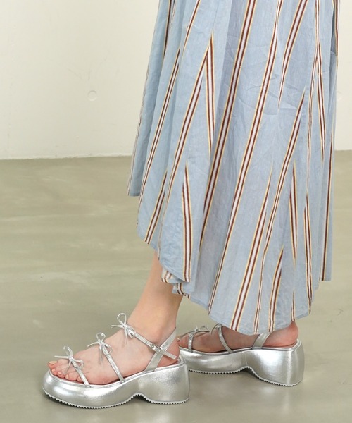 Lucida（ルシーダ）の「Lesath/ラッシュリボンチャンキー厚底サンダル（サンダル・レディース・ブラック/シルバー/ゴールド/グリーン・35/36/37/38/39）」の5枚目の写真