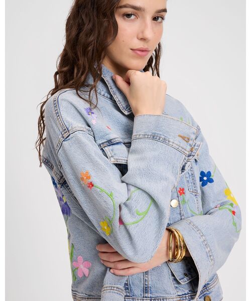 kate spade new york(ケイトスペード ニューヨーク)の「フローラル エンブロイダード ジーン ジャケット(デニムジャケット・レディース・ブルー・MEDIUM/SMALL/X-SMALL)」の3枚目の写真