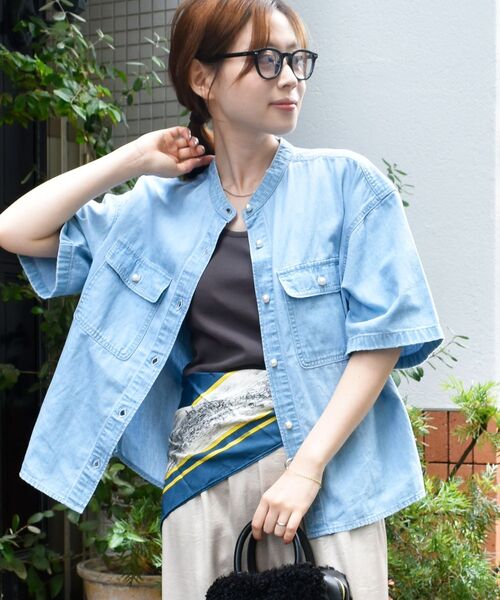 le.coeur blanc(ルクールブラン)の「スタンドネックパールボタンハーフスリーブシャツ(シャツ/ブラウス・レディース・ブルー/サックスブルー・38)」の2枚目の写真