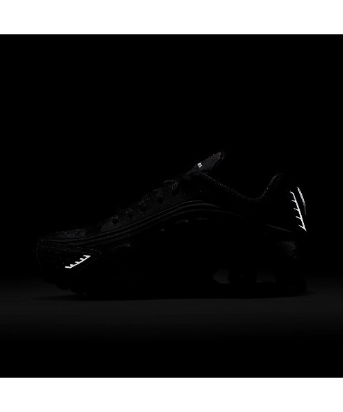 NIKE(ナイキ)の「NIKE Wmns Shox R4(ナイキ ウィメンズ ショックス R4)(スニーカー・レディース・ブラック系・25cm/24.5cm/23.5cm/23cm/25.5cm/26cm/26.5cm/28cm/28.5cm/29cm)」の9枚目の写真