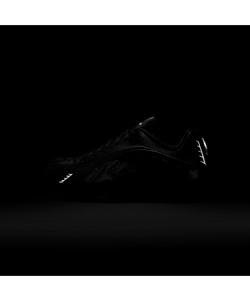 NIKE(ナイキ)の「NIKE Wmns Shox R4(ナイキ ウィメンズ ショックス R4)(スニーカー・レディース・ブラック系・25cm/24.5cm/23.5cm/23cm/25.5cm/26cm/26.5cm/28cm/28.5cm/29cm)」の10枚目の写真