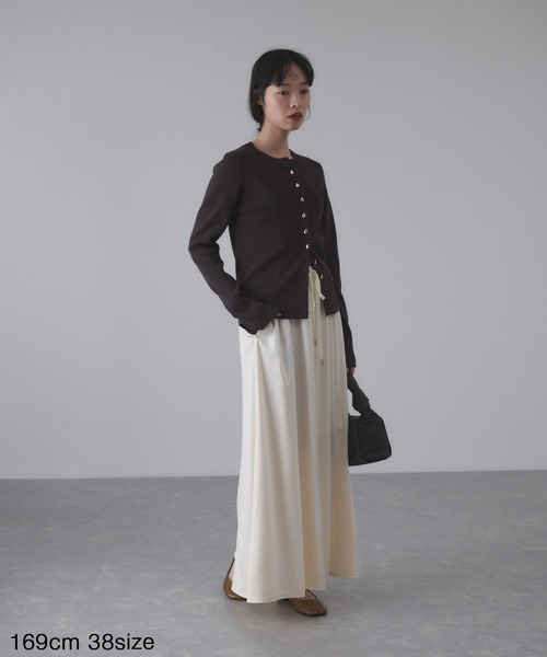 ADAM ET ROPE'（アダムエロペ）の「セレクトレングスクルーネックニットカーディガン（カーディガン/ボレロ・レディース・ブラック/パープル/ブラウン/オフホワイト・38/36）」の6枚目の写真