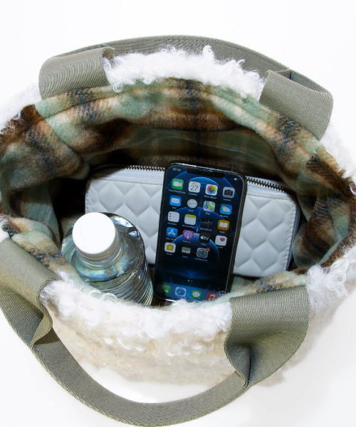 cache cache(カシュ カシュ)の「カシュカシュ cache cache / フェイクファー×チェック柄リバーシブルトート(トートバッグ・レディース・ベージュ系その他/アイボリー/グレー・FREE)」の7枚目の写真