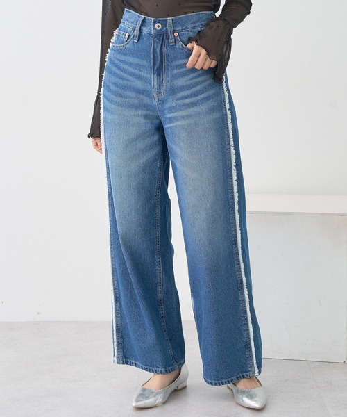 earth music&ecology（アースミュージックアンドエコロジー）の「ワイドフリンジデニムパンツ（デニムパンツ・レディース・ライトインディゴブルー/インディゴブルー・S/M）」の2枚目の写真