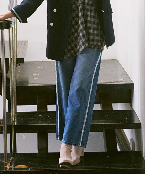 earth music&ecology（アースミュージックアンドエコロジー）の「ワイドフリンジデニムパンツ（デニムパンツ・レディース・ライトインディゴブルー/インディゴブルー・S/M）」の3枚目の写真