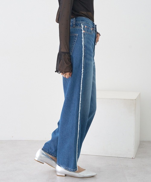 earth music&ecology（アースミュージックアンドエコロジー）の「ワイドフリンジデニムパンツ（デニムパンツ・レディース・ライトインディゴブルー/インディゴブルー・S/M）」の9枚目の写真