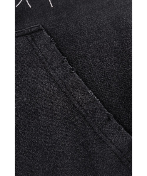 SUPPLIER(サプライヤー)の「ジップフーディ|Vintage Wash Tribal Rhinestone Logo Hoodie|SUPPLIER(パーカー・メンズ・ブラック/レッド・SMALL/MEDIUM/LARGE/X-LARGE)」の3枚目の写真