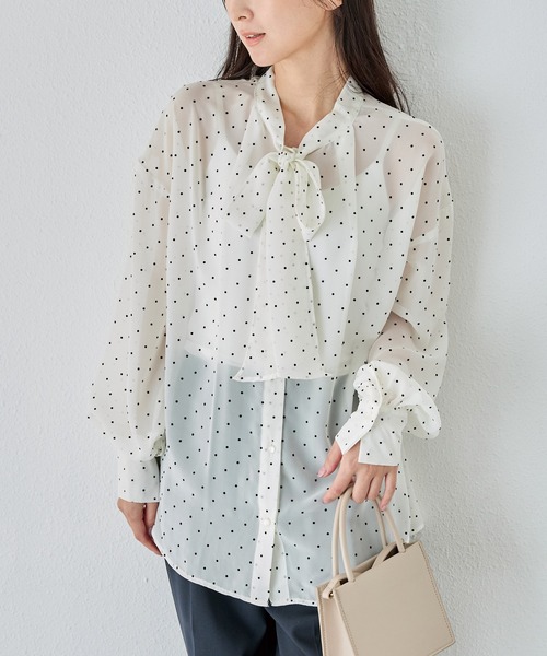 INCEDE(インシード)の「シアーフロッキードット リボンブラウス│大人フェミニン/一枚で華やぐ/シアーブラウス/透け感/ドット柄/きれいめ(シャツ/ブラウス・レディース・オフホワイト/ブラック/グレイッシュベージュ・M/L/LL)」の2枚目の写真