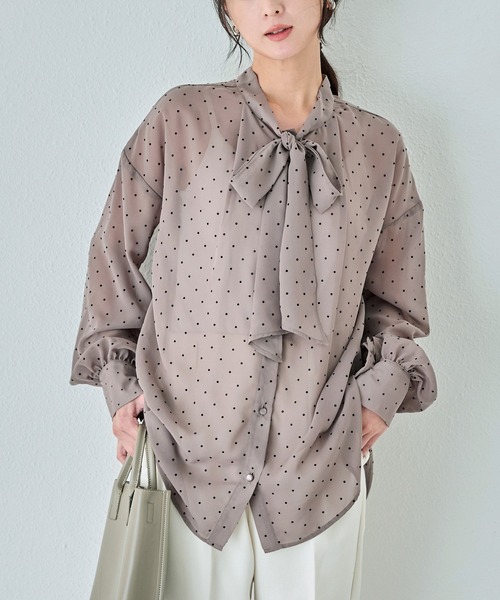 INCEDE(インシード)の「シアーフロッキードット リボンブラウス│大人フェミニン/一枚で華やぐ/シアーブラウス/透け感/ドット柄/きれいめ(シャツ/ブラウス・レディース・オフホワイト/ブラック/グレイッシュベージュ・M/L/LL)」の1枚目の写真