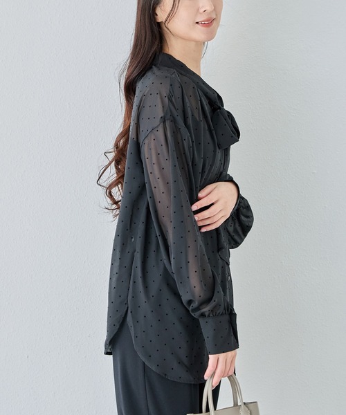 INCEDE(インシード)の「シアーフロッキードット リボンブラウス│大人フェミニン/一枚で華やぐ/シアーブラウス/透け感/ドット柄/きれいめ(シャツ/ブラウス・レディース・オフホワイト/ブラック/グレイッシュベージュ・M/L/LL)」の15枚目の写真