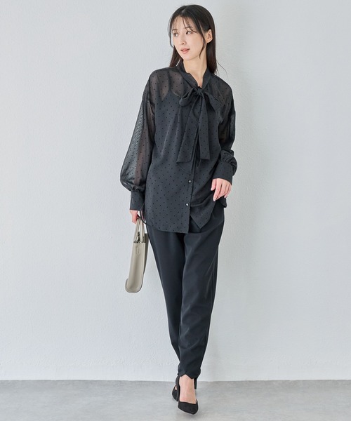 INCEDE(インシード)の「シアーフロッキードット リボンブラウス│大人フェミニン/一枚で華やぐ/シアーブラウス/透け感/ドット柄/きれいめ(シャツ/ブラウス・レディース・オフホワイト/ブラック/グレイッシュベージュ・M/L/LL)」の18枚目の写真