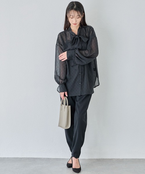 INCEDE(インシード)の「シアーフロッキードット リボンブラウス│大人フェミニン/一枚で華やぐ/シアーブラウス/透け感/ドット柄/きれいめ(シャツ/ブラウス・レディース・オフホワイト/ブラック/グレイッシュベージュ・M/L/LL)」の19枚目の写真