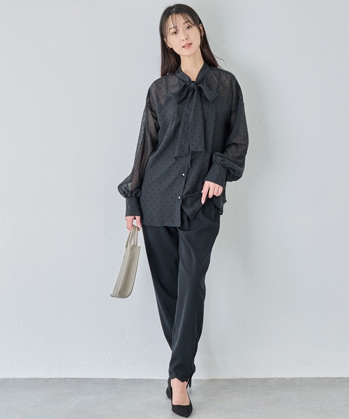 INCEDE(インシード)の「シアーフロッキードット リボンブラウス│大人フェミニン/一枚で華やぐ/シアーブラウス/透け感/ドット柄/きれいめ(シャツ/ブラウス・レディース・オフホワイト/ブラック/グレイッシュベージュ・M/L/LL)」の20枚目の写真