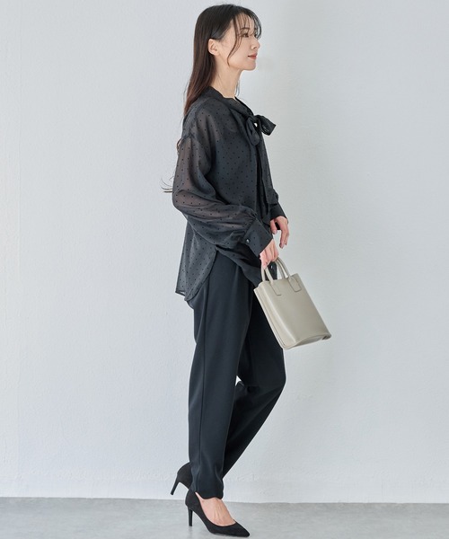 INCEDE(インシード)の「シアーフロッキードット リボンブラウス│大人フェミニン/一枚で華やぐ/シアーブラウス/透け感/ドット柄/きれいめ(シャツ/ブラウス・レディース・オフホワイト/ブラック/グレイッシュベージュ・M/L/LL)」の21枚目の写真