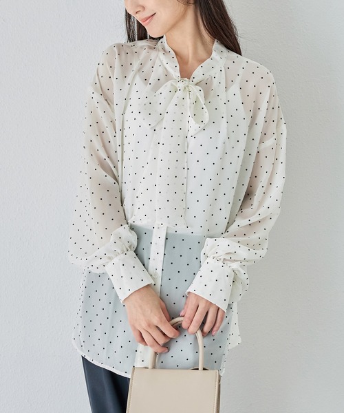 INCEDE(インシード)の「シアーフロッキードット リボンブラウス│大人フェミニン/一枚で華やぐ/シアーブラウス/透け感/ドット柄/きれいめ(シャツ/ブラウス・レディース・オフホワイト/ブラック/グレイッシュベージュ・M/L/LL)」の4枚目の写真