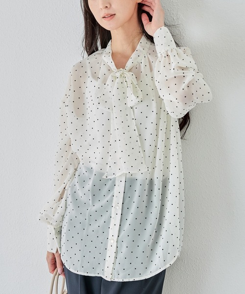 INCEDE(インシード)の「シアーフロッキードット リボンブラウス│大人フェミニン/一枚で華やぐ/シアーブラウス/透け感/ドット柄/きれいめ(シャツ/ブラウス・レディース・オフホワイト/ブラック/グレイッシュベージュ・M/L/LL)」の5枚目の写真