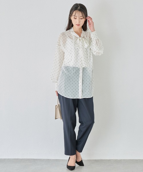 INCEDE(インシード)の「シアーフロッキードット リボンブラウス│大人フェミニン/一枚で華やぐ/シアーブラウス/透け感/ドット柄/きれいめ(シャツ/ブラウス・レディース・オフホワイト/ブラック/グレイッシュベージュ・M/L/LL)」の8枚目の写真