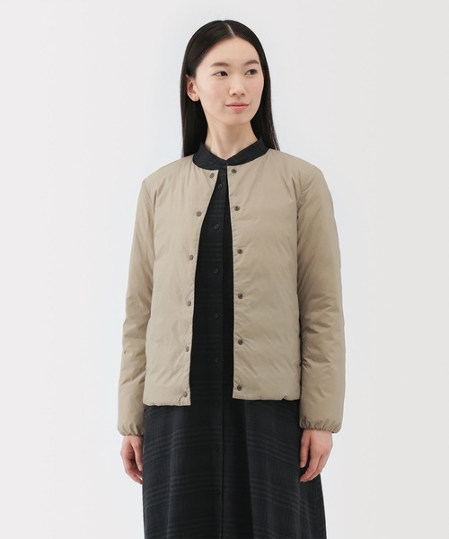 無印良品（ムジルシリョウヒン）の「婦人　軽量ダウンポケッタブルノーカラージャケット（ダウンジャケット/コート・レディース・ブラック/ライトベージュ・S/L/XL）」の2枚目の写真