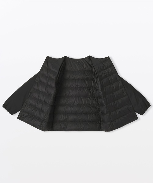 無印良品（ムジルシリョウヒン）の「婦人　軽量ダウンポケッタブルノーカラージャケット（ダウンジャケット/コート・レディース・ブラック/ライトベージュ・S/L/XL）」の5枚目の写真