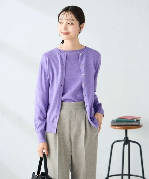 a.v.v（アーヴェヴェ）の「【洗える】クルーネック美ラクるカーディガン（カーディガン/ボレロ・レディース・マスタード/レッド/ブラック/アイボリー/グレー/グレー系その他/パープル/ブルー・38/40/36）」の6枚目の写真