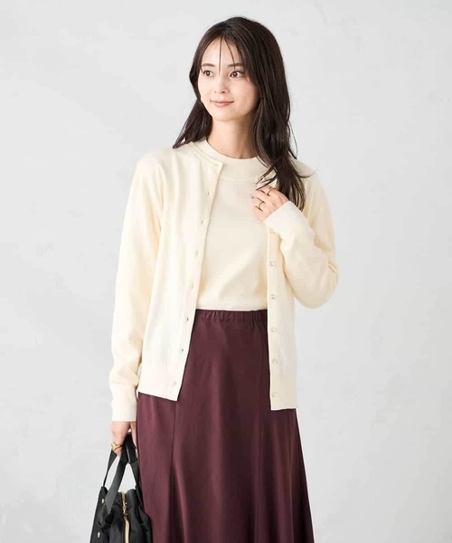 a.v.v（アーヴェヴェ）の「【洗える】クルーネック美ラクるカーディガン（カーディガン/ボレロ・レディース・マスタード/レッド/ブラック/アイボリー/グレー/グレー系その他/パープル/ブルー・38/40/36）」の2枚目の写真