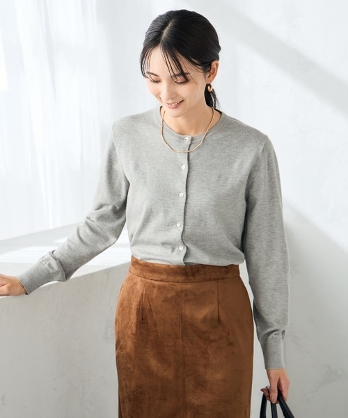 a.v.v（アーヴェヴェ）の「【洗える】クルーネック美ラクるカーディガン（カーディガン/ボレロ・レディース・マスタード/レッド/ブラック/アイボリー/グレー/グレー系その他/パープル/ブルー・38/40/36）」の22枚目の写真