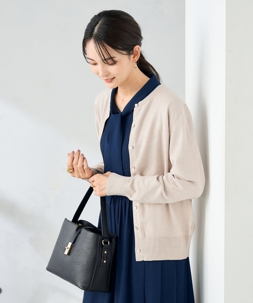 a.v.v(アーヴェヴェ)の「【洗える】クルーネックスプリングニットカーディガン(カーディガン/ボレロ・レディース・マスタード/レッド/ブラック/アイボリー/グレー/グレー系その他/パープル/ブルー・38/40/36)」の14枚目の写真