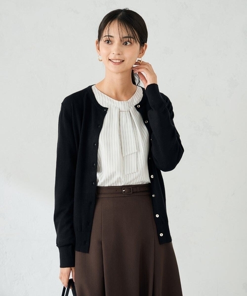 a.v.v(アーヴェヴェ)の「【洗える】クルーネックスプリングニットカーディガン(カーディガン/ボレロ・レディース・マスタード/レッド/ブラック/アイボリー/グレー/グレー系その他/パープル/ブルー・38/40/36)」の19枚目の写真
