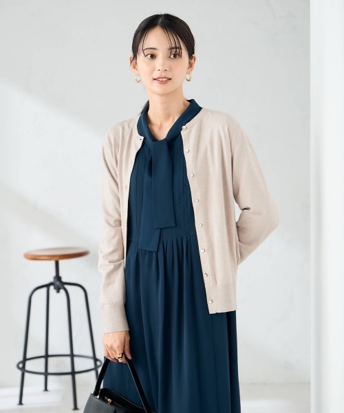 a.v.v（アーヴェヴェ）の「【洗える】クルーネック美ラクるカーディガン（カーディガン/ボレロ・レディース・マスタード/レッド/ブラック/アイボリー/グレー/グレー系その他/パープル/ブルー・38/40/36）」の5枚目の写真