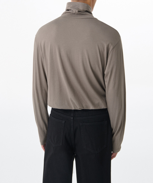 MUSINSA STANDARD（ムシンサスタンダード）の「CR タートルネック長袖Tシャツ [トープ]（Tシャツ/カットソー・メンズ・その他・XXX-LARGE/MEDIUM/LARGE/X-LARGE/XX-LARGE）」の2枚目の写真