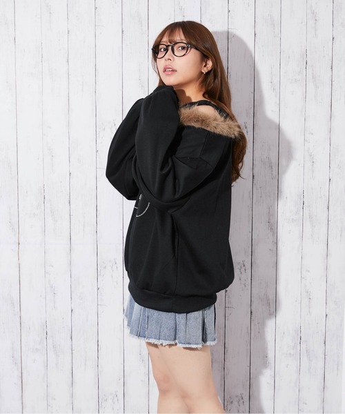 GORGE(ゴージ)の「《ネックファー×ラインストーンロゴ》レディース 裏起毛 スウェット プルオーバー オフショル風 秋冬(スウェット・レディース・ブラック/チャコール/カモフラージュ・F)」の9枚目の写真
