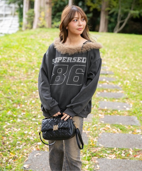 GORGE(ゴージ)の「《ネックファー×ラインストーンロゴ》レディース 裏起毛 スウェット プルオーバー オフショル風 秋冬(スウェット・レディース・ブラック/チャコール/カモフラージュ・F)」の12枚目の写真