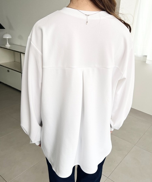 moment+(モーメントプラス)の「しわになりにくい長袖ストレッチジョーゼットVネックTブラウス(Tシャツ/カットソー・レディース・ブラック/ネイビー/オフホワイト・M/L)」の18枚目の写真