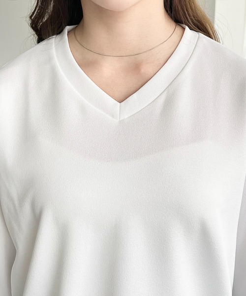 moment+(モーメントプラス)の「しわになりにくい長袖ストレッチジョーゼットVネックTブラウス(Tシャツ/カットソー・レディース・ブラック/ネイビー/オフホワイト・M/L)」の16枚目の写真