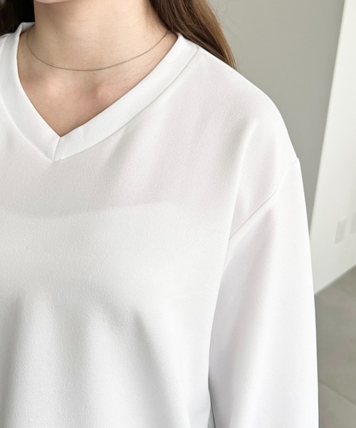 moment+(モーメントプラス)の「しわになりにくい長袖ストレッチジョーゼットVネックTブラウス(Tシャツ/カットソー・レディース・ブラック/ネイビー/オフホワイト・M/L)」の15枚目の写真