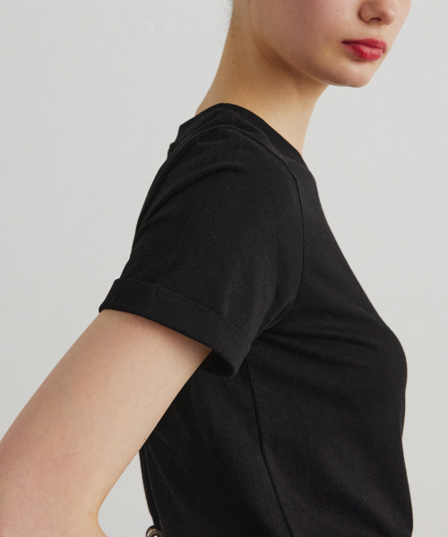 AHRE（アフレ）の「COTTON ROLL-UP T-SHIRT_BLACK（Tシャツ/カットソー・レディース・その他・SMALL/MEDIUM/LARGE）」の3枚目の写真