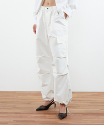 KIIMUIR（キミュア）の「(ウィメンズ) パラシュートストリングカーゴパンツ_ホワイト（スウェットパンツ）」