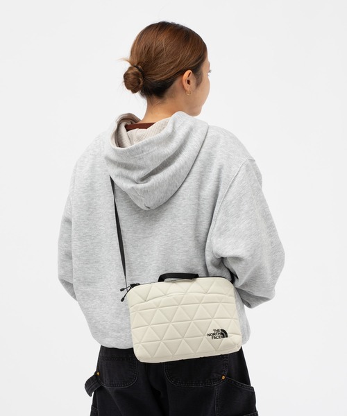 THE NORTH FACE(ザノースフェイス)の「THE NORTH FACE Geoface Pouch ザ ノースフェイス ジオフェイスポーチ(ショルダーバッグ・メンズ・ピンク/ブラック/アイボリー・FREE)」の1枚目の写真