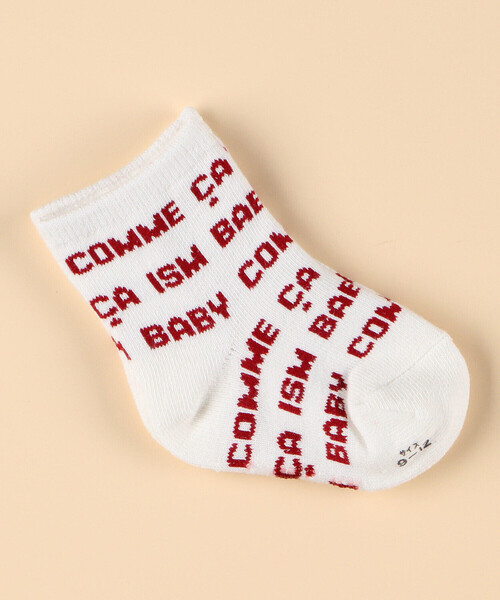COMME CA ISM(コムサイズム)の「ロゴ総柄 ソックス / ベビーサイズ(ベビーシューズ/ベビーソックス・キッズ・ホワイト×レッド/ホワイト×ネイビー/ネイビー×ホワイト/ブラック×ホワイト・9-12cm)」の2枚目の写真