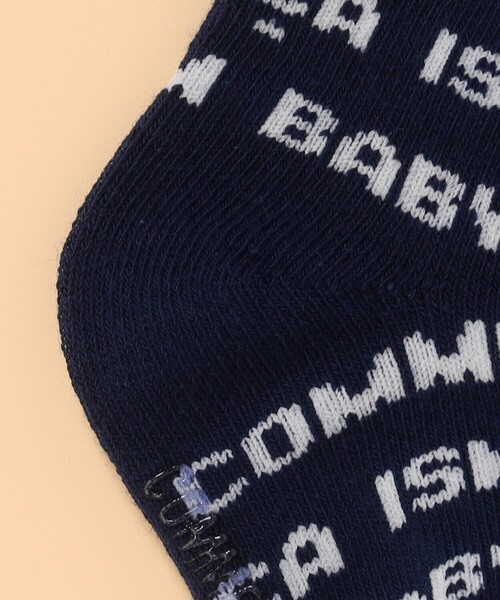 COMME CA ISM(コムサイズム)の「ロゴ総柄 ソックス / ベビーサイズ(ベビーシューズ/ベビーソックス・キッズ・ホワイト×レッド/ホワイト×ネイビー/ネイビー×ホワイト/ブラック×ホワイト・9-12cm)」の6枚目の写真