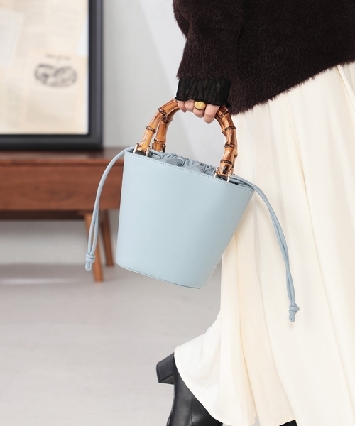 a.v.v(アーヴェヴェ)の「【雑誌InRed(宝島社)4月号掲載】バンブーハンドルミニバケツトート(トートバッグ・レディース・ブラック/クリーム/ダークインディゴブルー・38)」の3枚目の写真