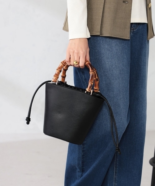 a.v.v(アーヴェヴェ)の「【雑誌InRed(宝島社)4月号掲載】バンブーハンドルミニバケツトート(トートバッグ・レディース・ブラック/クリーム/ダークインディゴブルー・38)」の2枚目の写真