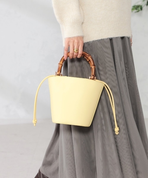 a.v.v(アーヴェヴェ)の「【雑誌InRed(宝島社)4月号掲載】バンブーハンドルミニバケツトート(トートバッグ・レディース・ブラック/クリーム/ダークインディゴブルー・38)」の4枚目の写真