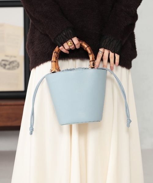 a.v.v(アーヴェヴェ)の「【雑誌InRed(宝島社)4月号掲載】バンブーハンドルミニバケツトート(トートバッグ・レディース・ブラック/クリーム/ダークインディゴブルー・38)」の9枚目の写真