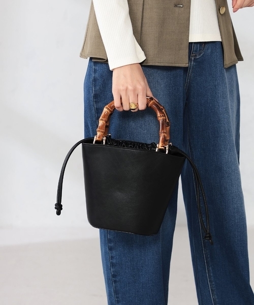 a.v.v(アーヴェヴェ)の「【雑誌InRed(宝島社)4月号掲載】バンブーハンドルミニバケツトート(トートバッグ・レディース・ブラック/クリーム/ダークインディゴブルー・38)」の12枚目の写真