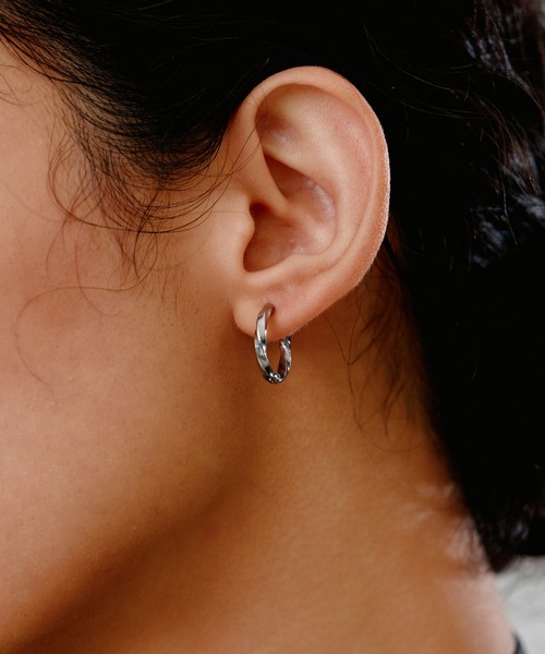 novice（ノーヴィス）の「【novice】Hinged Twist Hoop Pierce［Stainless］（ピアス（両耳用）・レディース・シルバー/ゴールド・FREE）」の2枚目の写真
