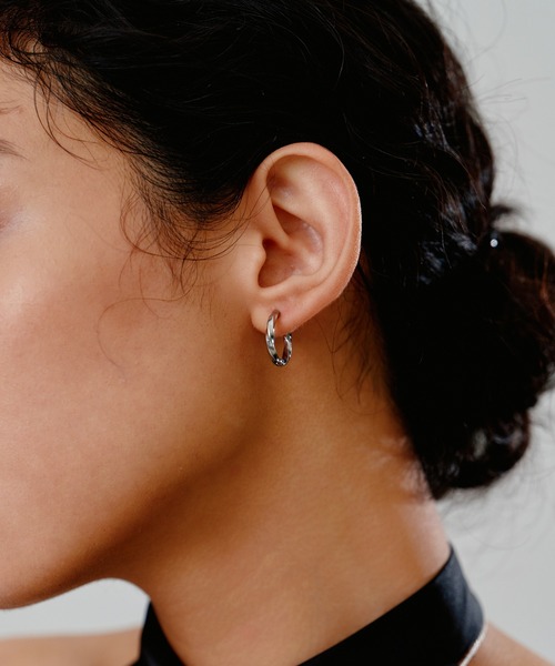 novice（ノーヴィス）の「【novice】Hinged Twist Hoop Pierce［Stainless］（ピアス（両耳用）・レディース・シルバー/ゴールド・FREE）」の4枚目の写真