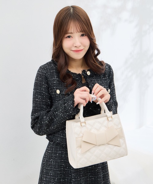 INGNI（イング）の「リボン付キルティングスクエアバッグ（ハンドバッグ・レディース・ブラック/オフホワイト・-）」の2枚目の写真